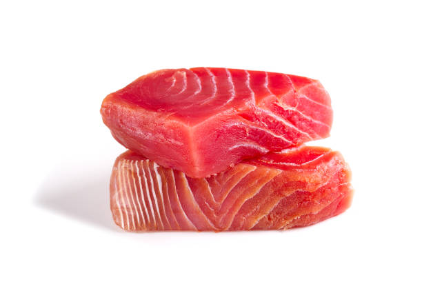 frischer gelbflossen-thunfischsteak isoliert auf weißem hintergrund. medaillons am roten thun - tuna raw portion prepared fish stock-fotos und bilder