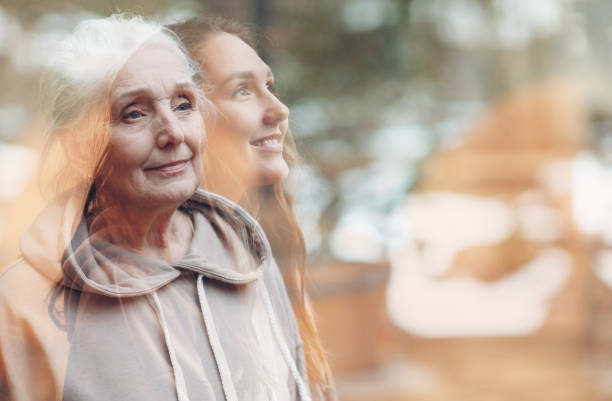 abuela y nieta mujeres doble exposición imagen. retrato de mujer joven y anciana. concepto de amor, sueños y relaciones familiares felices. - aging process women human face daughter fotografías e imágenes de stock