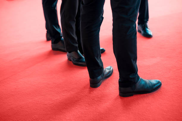 männer in schwarzen anzügen auf rotem teppich - auszeichnung als bester schauspieler stock-fotos und bilder