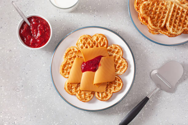 ノルウェーのブルーノスト伝統的なブラウンチーズとラズベリージャムのワッフル - gourmet waffle raspberry berry fruit ストックフォトと画像