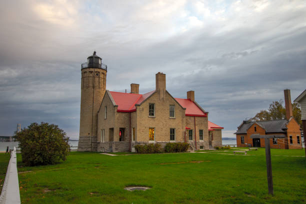 farol de mackinaw point estilo gótico em mackinaw city michigan - straits of mackinac - fotografias e filmes do acervo