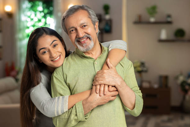 молодая дочь обнимая ее зрелый отец :- фондовый фото - father indian ethnicity india love стоковые фото и изображения