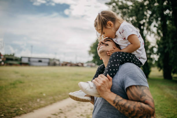 padre e hija pasan tiempo de calidad juntos - men fun father daughter fotografías e imágenes de stock