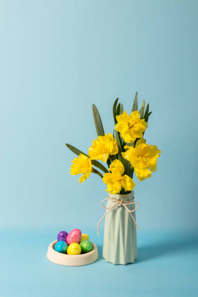 花瓶に水仙を入れたイースターエッグ - daffodil flower yellow vase ストックフォトと画像