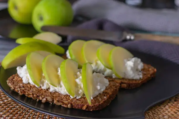 Pre or post workout meal with a high protein sandwich topped with low fat cottage cheese and green apples on a wholegrain bread