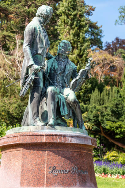 memorial a joseph lanner e johann strauss (pai) em baden bei wien - vienna austria statue johann strauss statue - fotografias e filmes do acervo