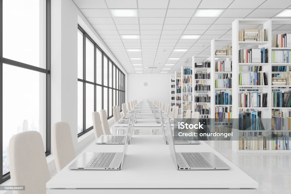 Moderne Bibliothek mit Laptops auf dem Tisch und Büchern auf den Bücherregalen. - Lizenzfrei Bibliothek Stock-Foto