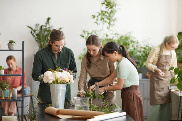 разнообразная группа людей в семинаре по цветочному искусству - florist flower arranging male стоковые фото и изображения