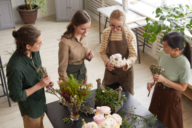 группа людей в семинаре по цветочному искусству - florist flower arranging male стоковые фото и изображения