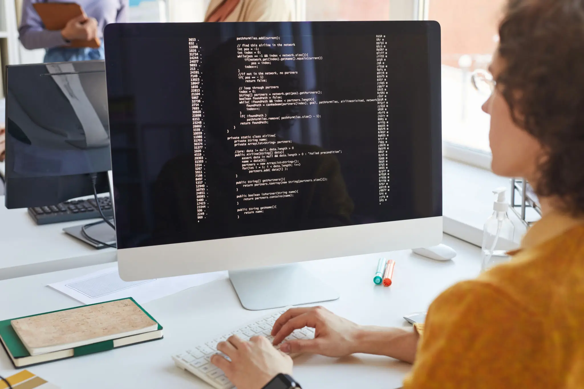 컴퓨터 프론트엔드 스킬 업! 2 Software Engineer Writing Code at Computer