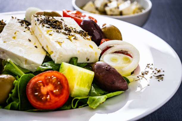 greek salad on wooden table - healthy eating portion onion lunch imagens e fotografias de stock
