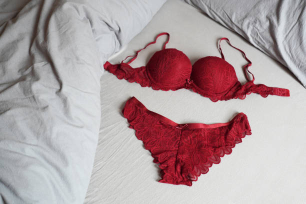 czerwony bar i bielizna majtki ustawione na łóżku - panties lingerie sensuality bra zdjęcia i obrazy z banku zdjęć