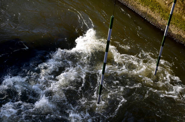 objectifs de slalom de course pour canoë et radeau, kayak. - rapid water rafting artificial photos et images de collection