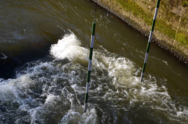 piste de course avec barres rayées suspendues sur une rivière sauvage et calme. à la fois débutant - rapid water rafting artificial photos et images de collection