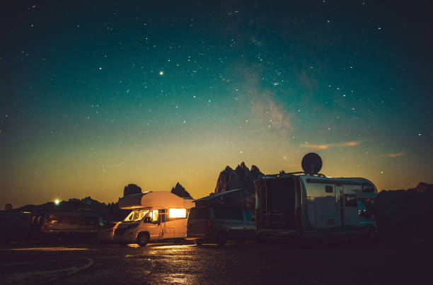 mountain rv park motorhome camping under starry sky - belluno veneto european alps lake - fotografias e filmes do acervo