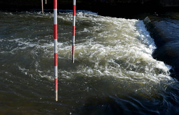 obiettivi di slalom da corsa per canoa e zattera, kayak. - rapid water rafting artificial foto e immagini stock