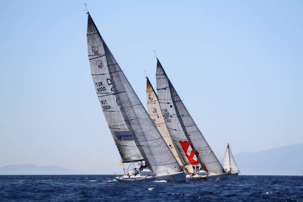 segelschiffsyachten im offenen meer. luxusboote - sailboat storm teamwork competition stock-fotos und bilder