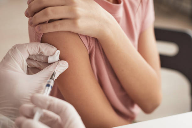 docteur vaccinant la petite fille se ferment vers le haut - vaccin photos et images de collection