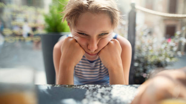 frecher kleiner junge will keine suppe essen - ungezogenes kind stock-fotos und bilder