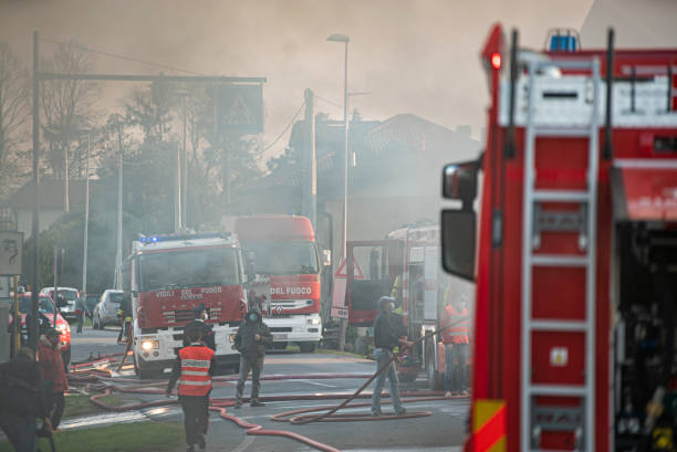 bomberos italianos emergencia 2 - action fire department car men fotografías e imágenes de stock