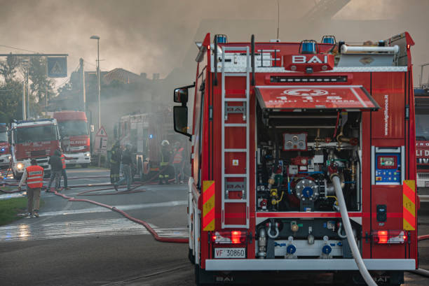 emergencia de los bomberos italianos - action fire department car men fotografías e imágenes de stock