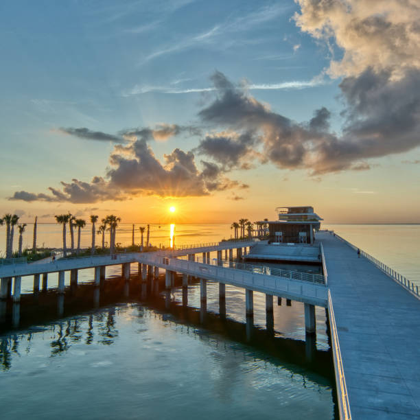 muelle de san al amanecer - san petersburgo fotografías e imágenes de stock