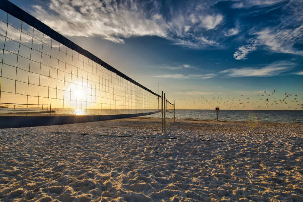 beachvolleyballplatz - strand volleyball stock-fotos und bilder