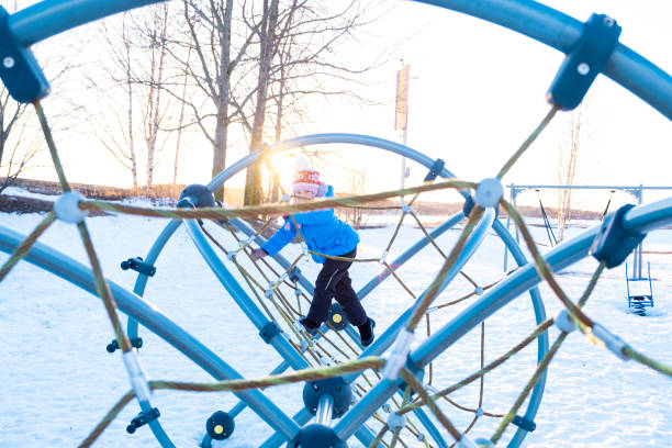 어린이, 백인 소녀 5 세, 놀이터에. 겨울에 공원에서 놀고있는 소녀. - playground snow winter little girls 뉴스 사진 이미지