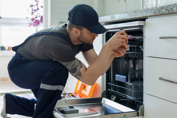 técnico examinando lavavajillas - small appliance fotografías e imágenes de stock