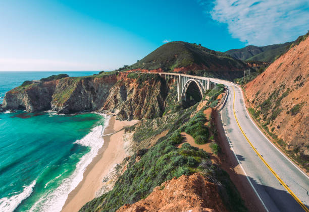 côte pacifique, vue de l’autoroute numéro 1, la californie - travel beach mountain pacific ocean photos et images de collection