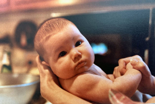 hora del baño para la niña bebé 1983 - bebé fotos fotografías e imágenes de stock