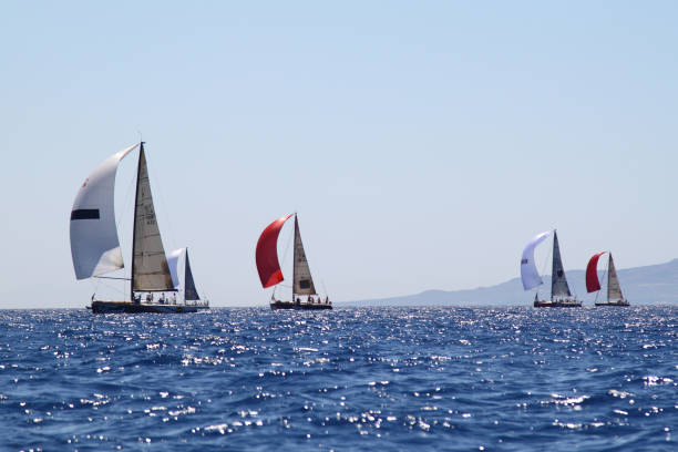 yachts de bateau à voile en haute mer. bateaux de luxe - sailboat storm teamwork competition photos et images de collection