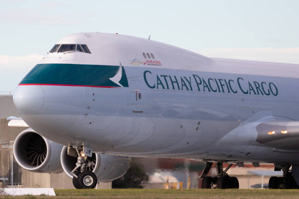 メルボルン国際空港からの離陸準備キャセイパシフィックカーゴ航空ボーイング747-8。 - boeing boeing 747 airplane cargo container ストックフォトと画像