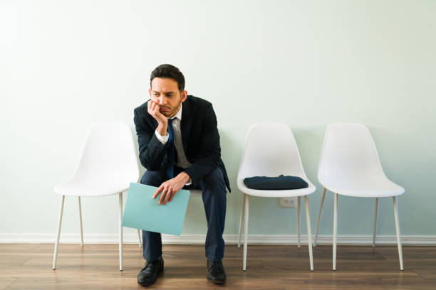 triste empresario que solicita un nuevo trabajo y espera - unemployment fotografías e imágenes de stock