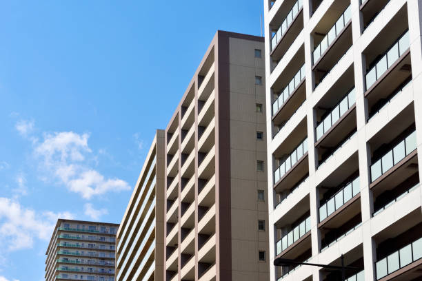 일본의 주거 지역. 콘도 미니엄, 아파트 건물, 일본 저택. - clear sky built structure apartment sky 뉴스 사진 이미지