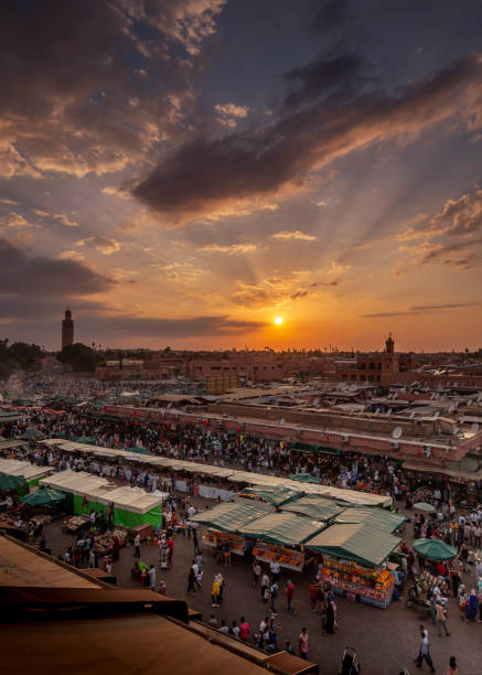 zachód słońca nad marrakeszem na rynku głównym - jema el fna zdjęcia i obrazy z banku zdjęć