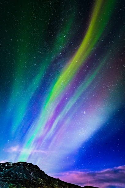 luzes do norte islândia - aurora borealis iceland astronomy tranquil scene - fotografias e filmes do acervo