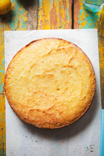 mąka mniej cytryny mżawka ciasto z gotowanymi cytrynami i polenta - lemony zdjęcia i obrazy z banku zdjęć