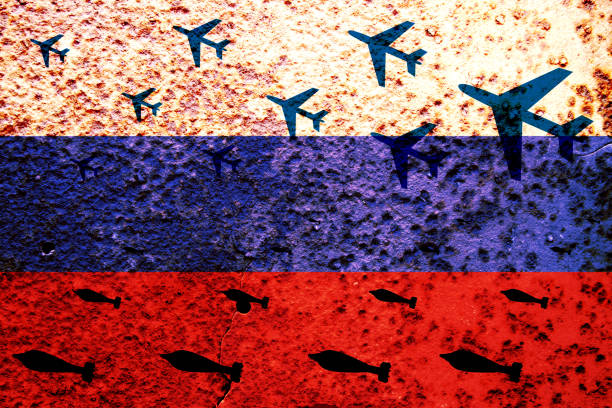 rosyjski atak lotniczy z bombami. nowoczesne rosyjskie samoloty wojskowe zrzucić bomby na tle flagi. bombardowanie rosji - broń masowej zagłady zdjęcia i obrazy z banku zdjęć