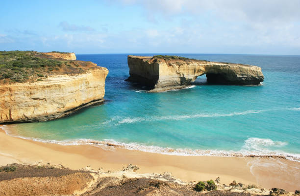 ponte di londra nella great ocean road - formazioni calcaree london arch foto e immagini stock