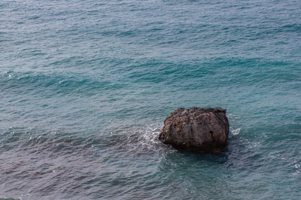 roca en medio del mar - skerries fotografías e imágenes de stock