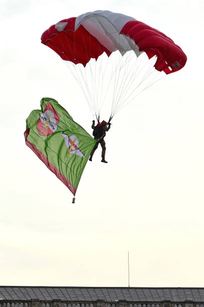 Parachute demonstration of the Austrian army A Parachutists of the armed forces in the air over the Heldenplatz in Vienna fallschirm stock pictures, royalty-free photos & images
