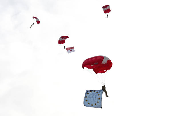Parachute demonstration of the Austrian army Some Parachutists of the armed forces in the air over Vienna on the national holiday 2020 fallschirm stock pictures, royalty-free photos & images