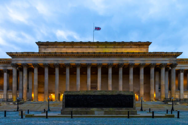 st george’s hall à liverpool s’allume jaune pour célébrer la journée nationale de réflexion par marie curie, marquant un an depuis le début de l’enfermement au royaume-uni - cunard building photos et images de collection