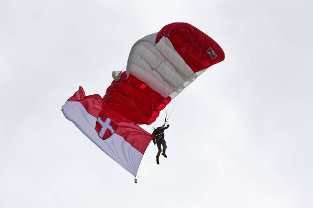 Parachute demonstration of the Austrian army A Parachutists of the armed forces in the air over the Heldenplatz in Vienna fallschirm stock pictures, royalty-free photos & images