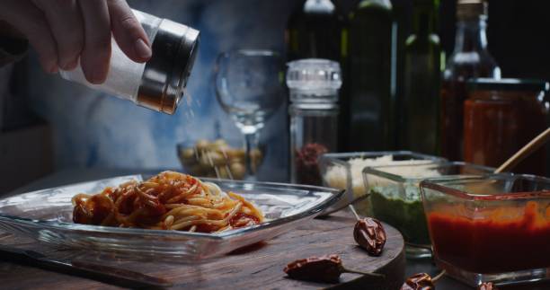 スパゲッティを食べる - 塩をふる ストックフォトと画像