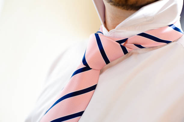 남자. 신랑 - necktie pink shirt luxury 뉴스 사진 이미지