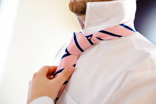 남자. 신랑 - necktie pink shirt luxury 뉴스 사진 이미지