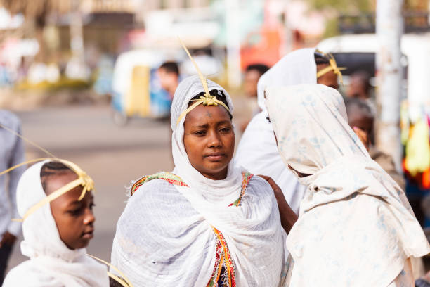 orthodoxer christlicher pilger beim gottesdienst auf der straße zu ostern - ethiopian people stock-fotos und bilder