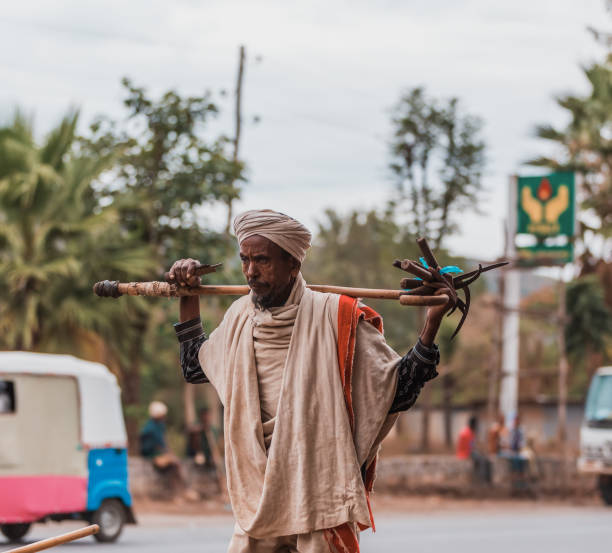 old ethiopian farmer on the street of adis zemen, ethiopia, africa - etiopia i imagens e fotografias de stock